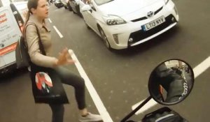 Un motard percute  violemment une femme qui traverse en plein milieu de la route