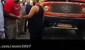 Ce fou se fait rouler sur la main par un camion.. volontairement !
