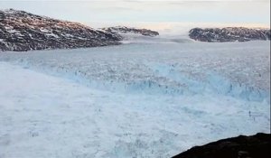 Rupture spectaculaire du glacier Helheim au Groenland