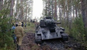 Il fait une découverte incroyable au bord d'un lac : un tank soviétique vieux de 50 ans enfouit sous terre