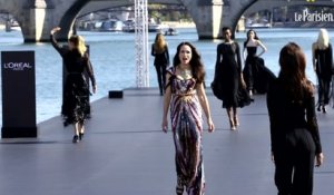 Mode : L'Oréal fait défiler ses stars sur la Seine
