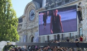 Paris: des mannequins de l'Oréal sur un podium flottant