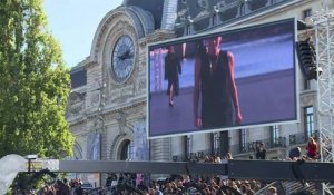 Paris: des mannequins de l'Oréal sur un podium flottant