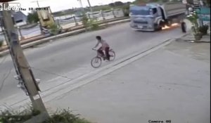 Chanceux, ce cycliste échappe à un pneu et un camion en feu !