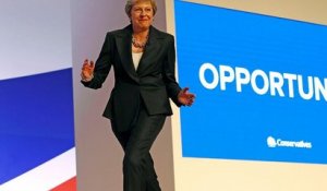Congrès annuel des Conservateurs : Theresa May défend son plan Brexit et danse sur scène