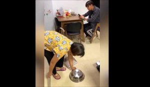La blague qu'il fait à sa mère est tellement drôle... En mode poupées russes