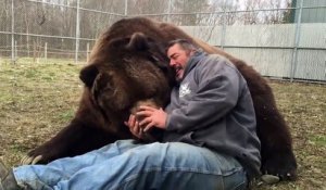 Voici Jimbo et Jim... Belle amitié entre un ours énorme et un homme