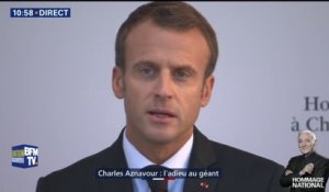 "Il n'a jamais renoncé." Emmanuel Macron salue "un exemple de détermination" lors de l'hommage à Charles Aznavour
