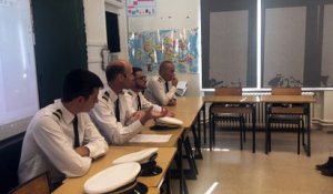 Le capitaine de frégate du La Fayette, Pascal, à la rencontre des élèves de CM2 de l'école Gaston-Colnat dans le cadre du FIG