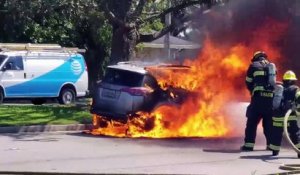 Un pompier tente d'éteindre une voiture en feu mais va avoir un gros retour de flammes