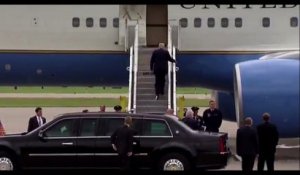 Trump embarque dans Air Force One avec un bout de PQ collé à sa chaussure