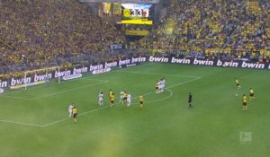 Bundesliga - Le coup franc de la victoire d'Alcacer pour Dortmund à la 96e minute !