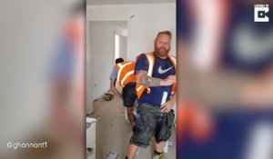 Regardez la blague que fait ce plombier à son apprentis... Tellement drole