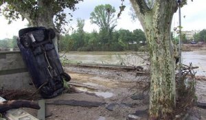 Inondations: des habitants de Trèbes montrent les dégâts