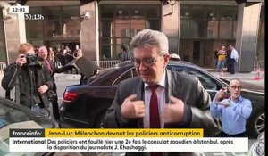 Jean-Luc Mélenchon filmé à son arrivée devant les policiers anticorruption à Nanterre