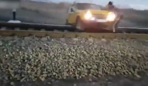 Ils se retrouvent piégés avec leur voiture sur une voie ferrée quand un train arrive !