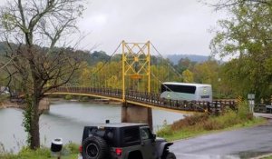 Effrayant : ce bus est trop lourd pour ce pont et frôle la catastrophe