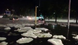 Une mini-banquise dans les rues de Rome après un orage (Italie)