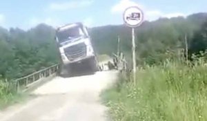 Un camionneur veut absolument passer sur un pont interdit aux camions...