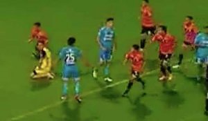 Un gardien garde le ballon à la main 19 secondes et provoque un but