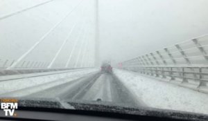 Le viaduc de Millau est recouvert de neige ce lundi
