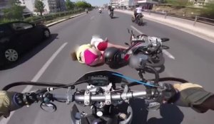 Un couple en scooter chute alors qu'ils sont en maillot de bain