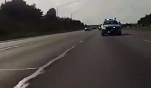 Un motard met les gaz pour échapper à une voiture de police... Dingue