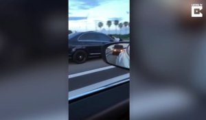 Un homme couché sur le capot d'une voiture qui roule à 130 sur l'autoroute... fou