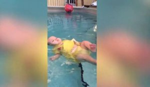 Elle laisse son bébé apprendre à nager tout seul... Fou