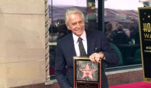 Michael Douglas reçoit son étoile à Hollywood