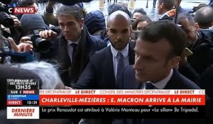 En colère, une retraitée interpelle Emmanuel Macron à Charleville-Mézières: "Monsieur le Président, on devient malheureux" - VIDEO
