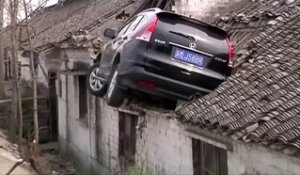 Un automobiliste confond l’accélérateur et le frein et se retrouve sur un toit