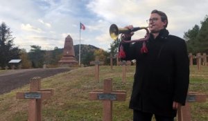 Clément Foissel, professeur à l'école de musique de Saint-Dié-des-Vosges joue le cessez-le-feu au clairon