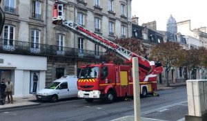 Fuite d’eau dans un immeuble : les pompiers sortent la grande échelle