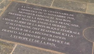 Emmanuel Macron et Angela Merkel ont dévoilé une nouvelle plaque commémorative au milieu de la clairière de Rethondes