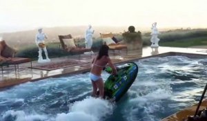 Cette fille fait des backflips en jet ski dans une piscine