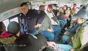 Deux hommes rackettent tout les passagers d'un bus