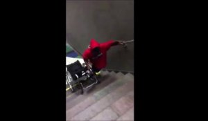 Handicapé, il porte son fauteuil roulant sans aide pour monter les escaliers du métro