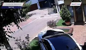 Marche arrière ratée, elle enfonce sa voiture sur un jardin ! BMW
