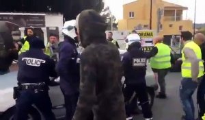 Grasse:  Les images effrayantes d'un automobiliste qui a foncé sur un policier qui encadré une manifestation des gilets jaunes