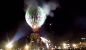 Une montgolfière de feux d'artifices éclate au décollage