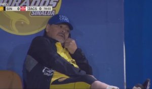 Diego Maradona répond au téléphone en plein match