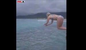 Elle rate complètement son plongeon depuis une falaise :  atterrissage douloureux