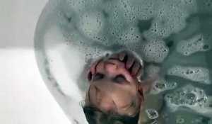 Un bébé qui sendort dans le bain