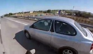 Une voiture fait un spectaculaire tonneau en s'engageant sur une autoroute (États-Unis)