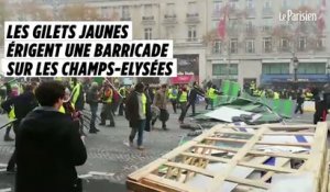 Une barricade sur les Champs-Elysées érigée par les Gilets jaunes