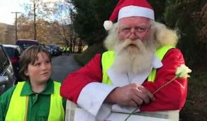 Remiremont : Le Père Noël enfile son gilet jaune et exprime son ras-le-bol devant l’hypermarché Leclerc