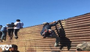 Coincés à la frontière entre le Mexique et les États-Unis, près de 500 migrants ont tenté de la franchir illégalement