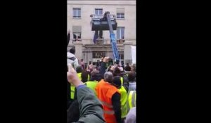 Des ordures déposées dans la cour d'un bâtiment gouvernemental par des Gilets Jaunes