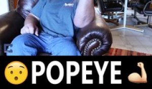 Cet homme a des mains et avant-bras énormes : Popeye  en vrai